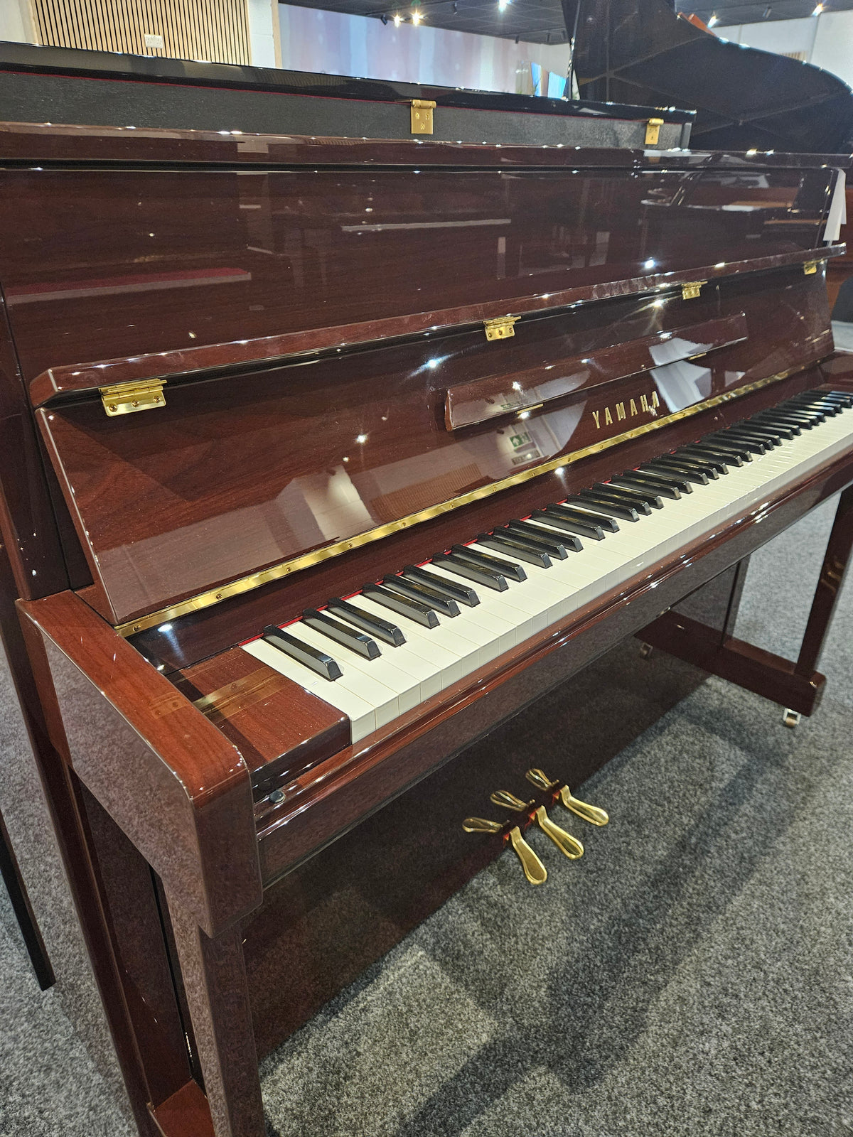 Ex Demo Yamaha B2E Acoustic Upright Piano Polished Mahogany