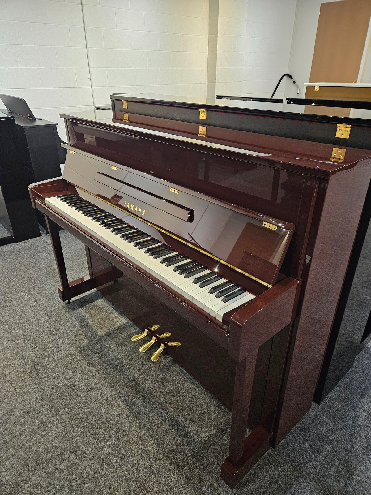 Ex Demo Yamaha B2E Acoustic Upright Piano Polished Mahogany