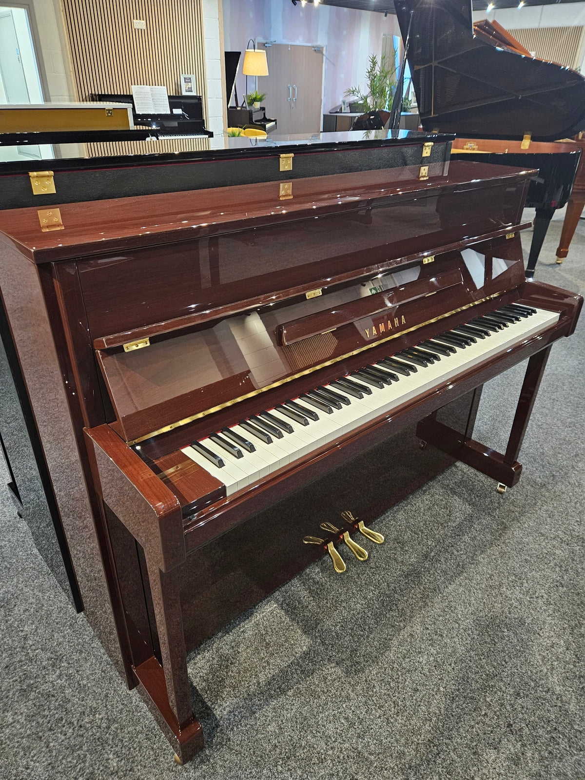 Ex Demo Yamaha B2E Acoustic Upright Piano Polished Mahogany