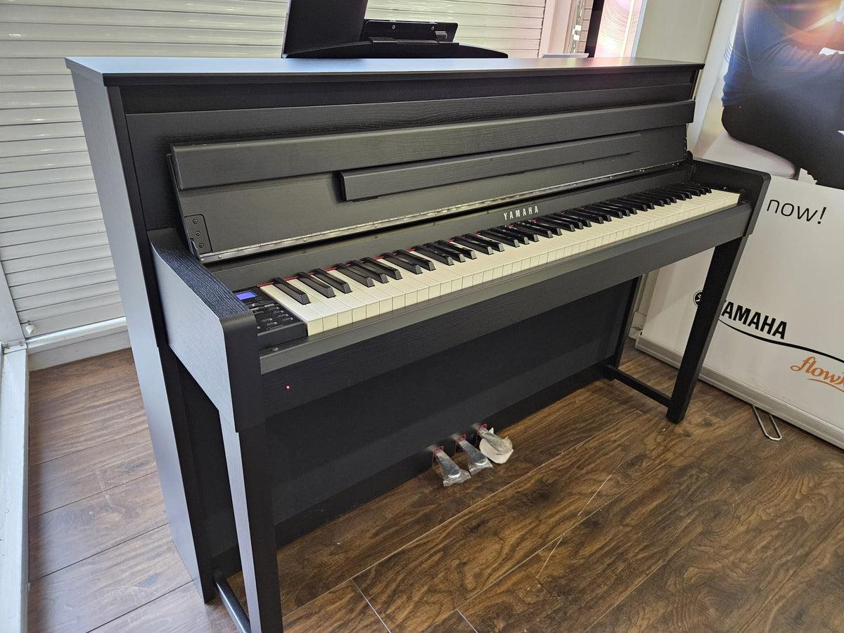 Secondhand Yamaha CLP-585 Digital Piano Black Walnut